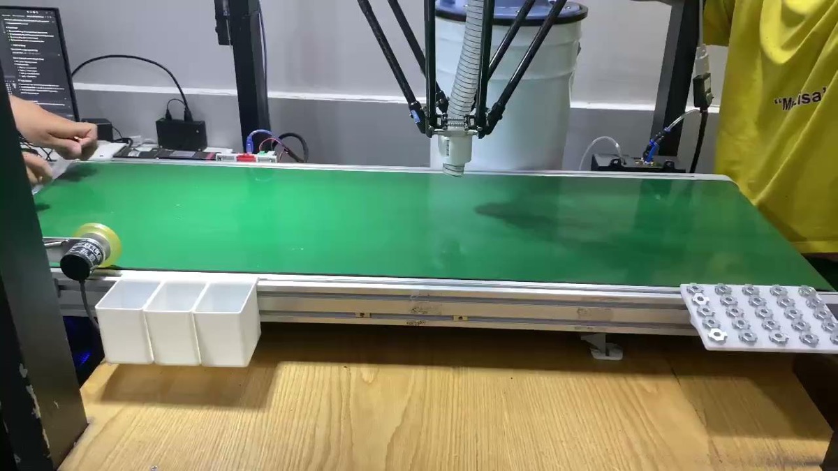 Delta robot prototype cell over a green conveyor